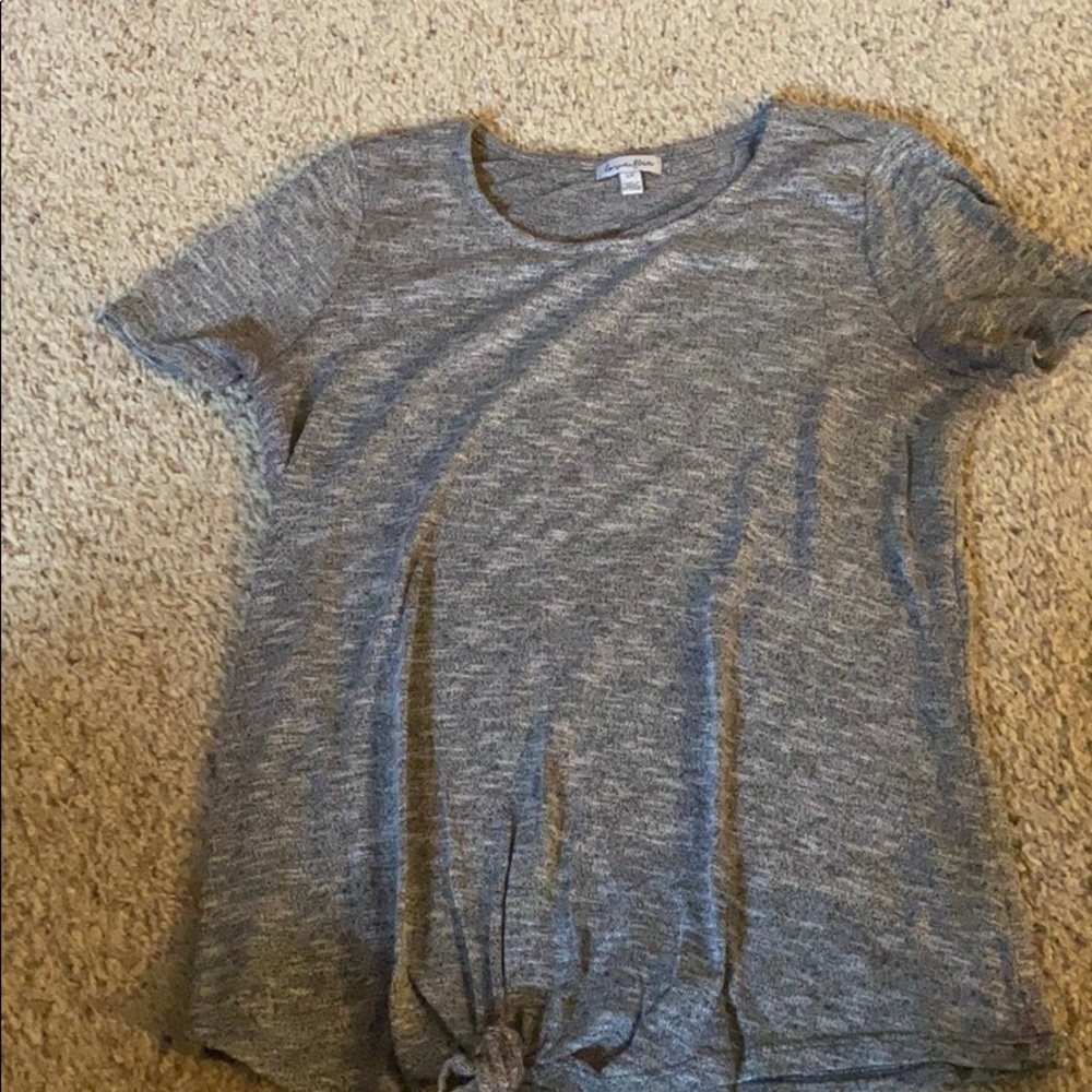 gray front knotted shirt